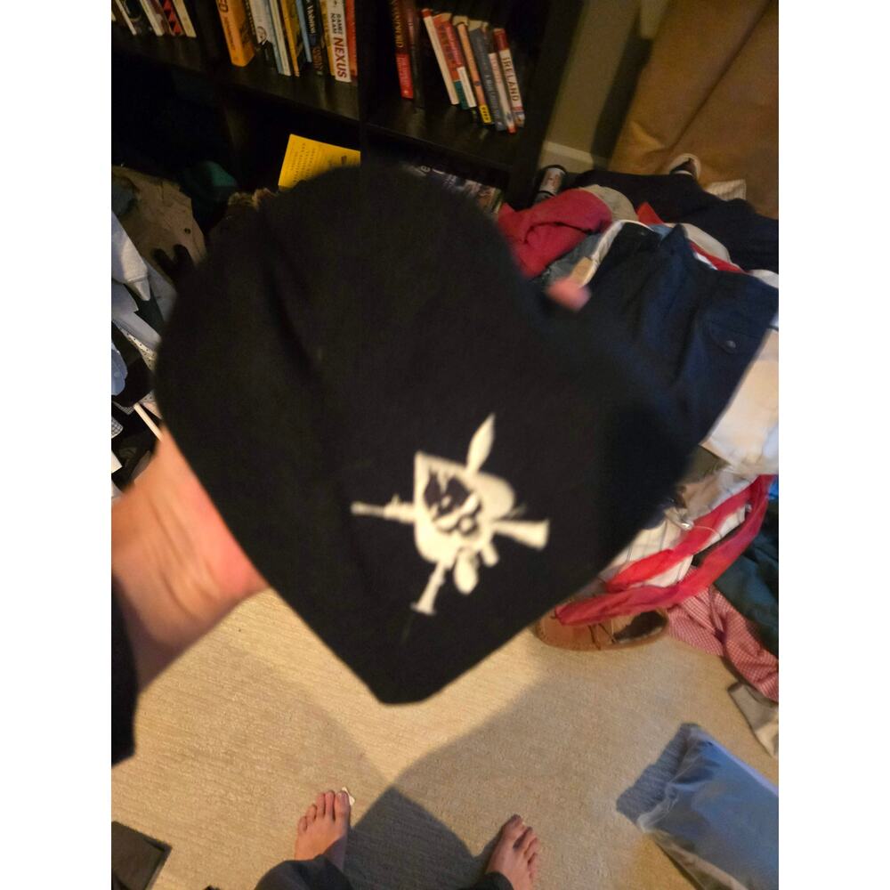 SKULL CROSSBONE WEAPON RIFLE BLACK BEANIE